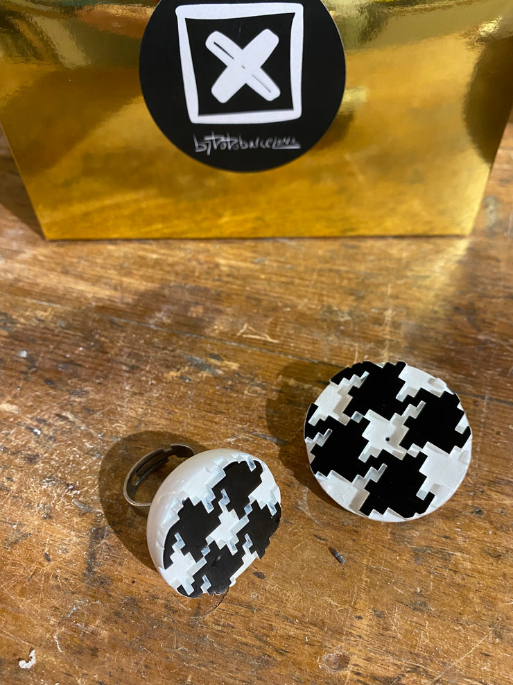 Broche pata de gallo blanco y negro con circonita
