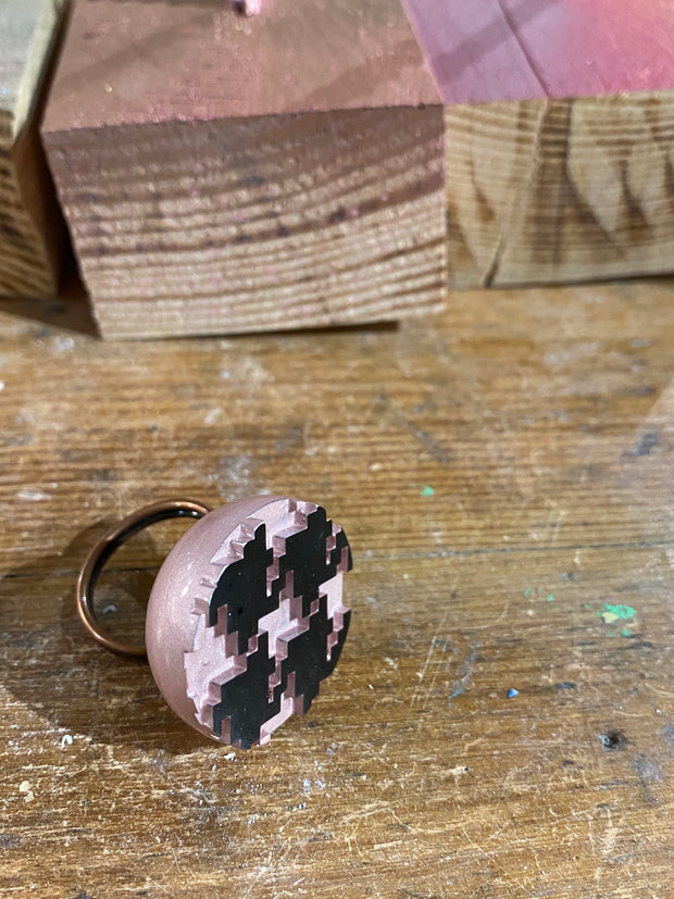 Anillo color rosa metálico pata de gallo