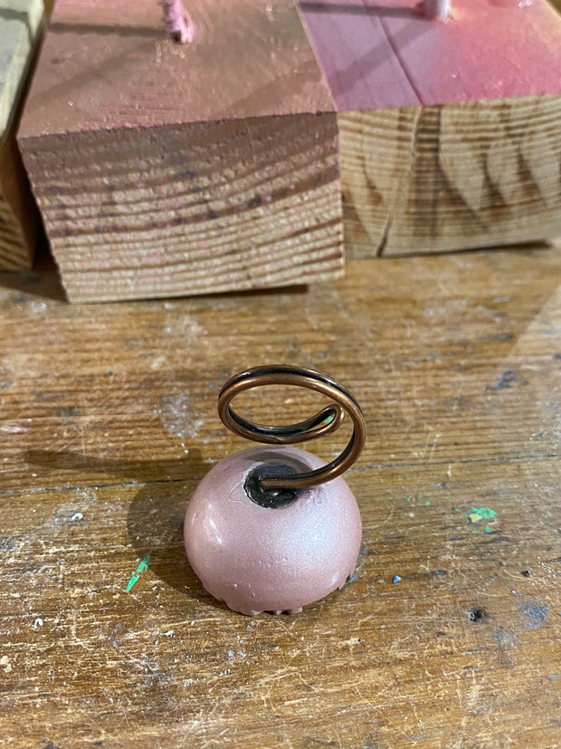 Anillo color rosa metálico pata de gallo