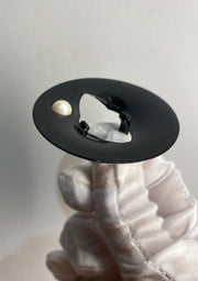 Anillo de resina negra con perla natural acaado brillante