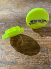 Anillo color amarillo fluor pata de gallo