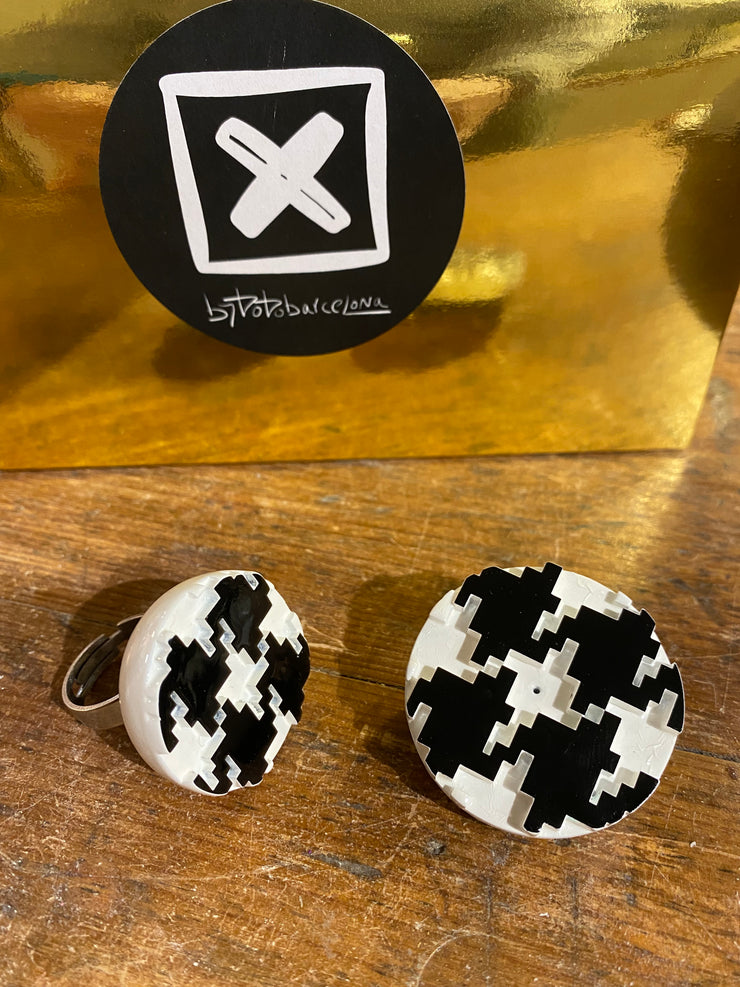 Broche pata de gallo blanco y negro con circonita